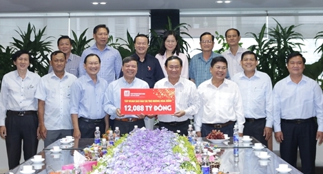 Sao Mai trao tài trợ cho An Giang chào xuân Tân sửu